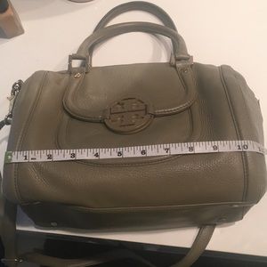Measures Tory Burch bag